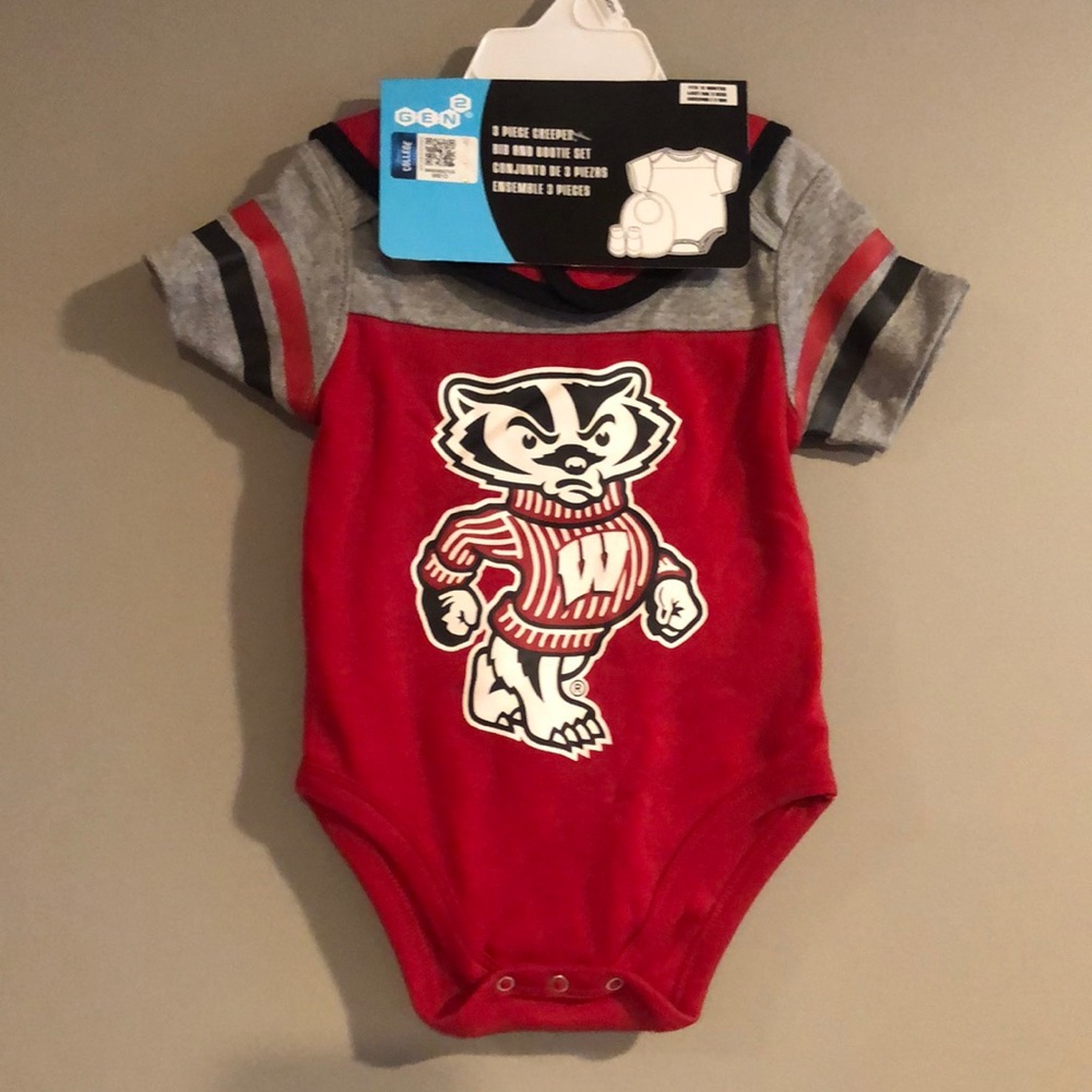 Wisconsin Badgers NCAA Creeper, Bib & Bootie set. NWT 12 months